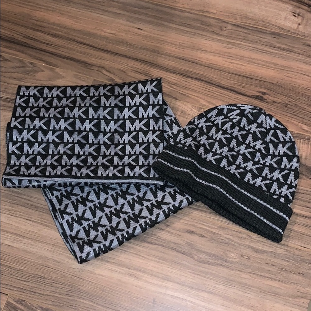 Michael Kors *NEW* boxed scarf and hat set